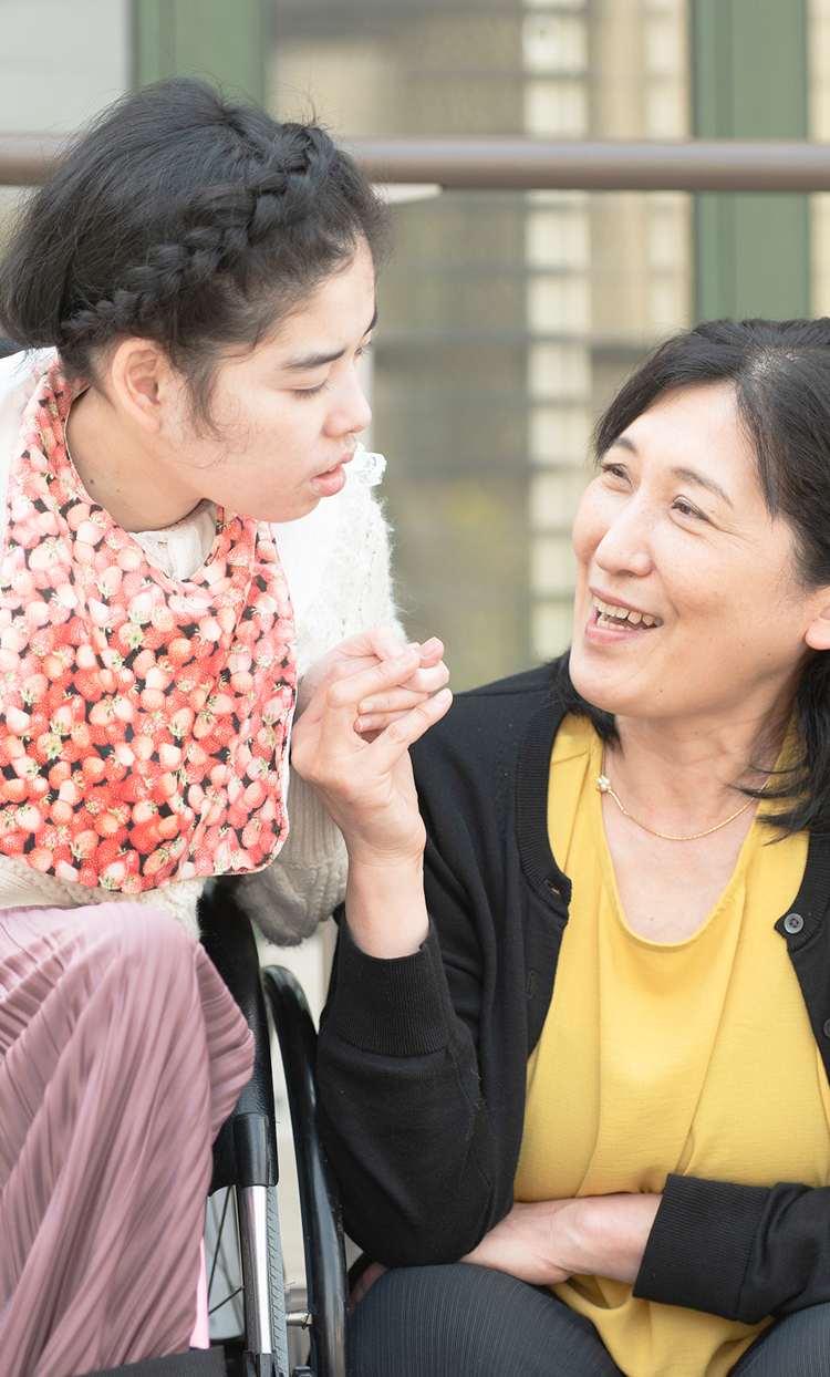 イメージ：利用者と寄り添うみのるスタッフ