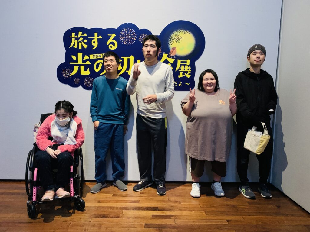 イメージ：旅する光の切り絵展